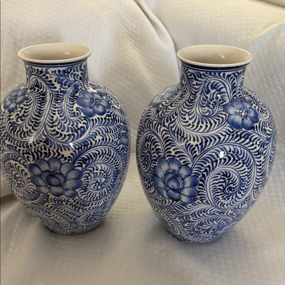Pair of Hand-Painted Blue & White Chinoiserie Vases Made in Vietnam Mint - Picture 6 of 8